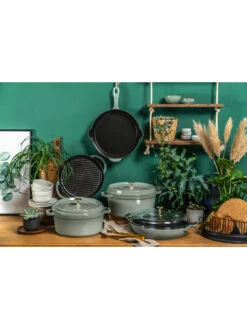 Staub Cast Iron Fry Pan 9 Staub Cast Iron Fry Pan -Lifestyle Shop A651451 4